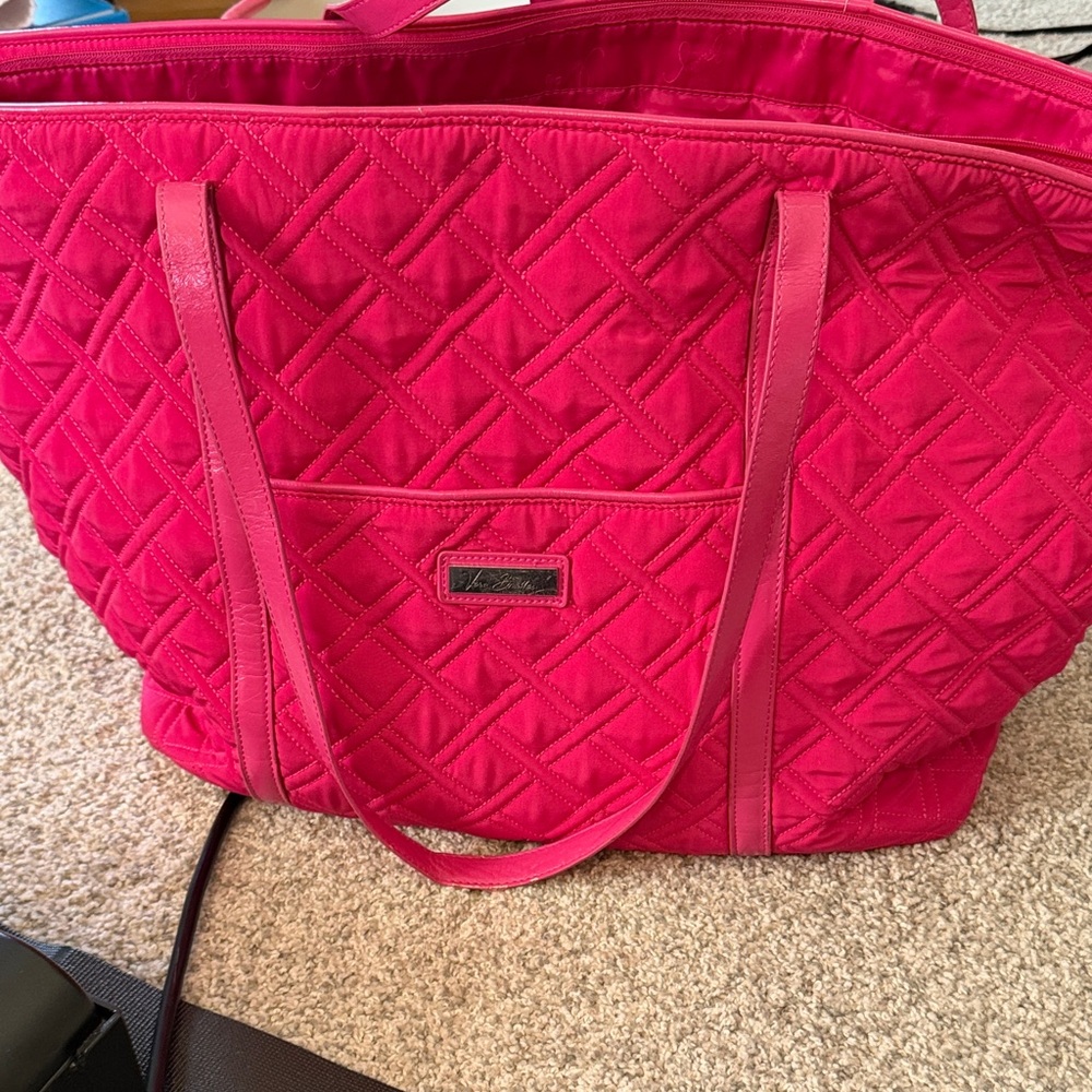 VERA BRADLEY FUSCHIA TRIMMED TRAVELER TOTE